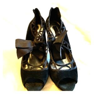 Black heels with ribbon details like new condition